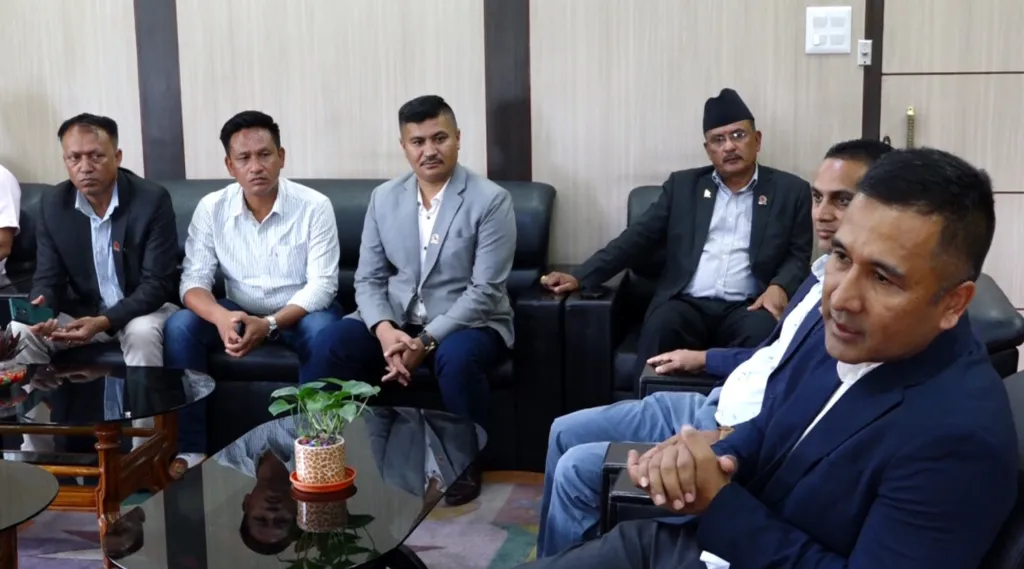 काम रोकेका निर्माण व्यवसायीले विकास मन्त्रालयका सचिवलाई बुझाए ज्ञापनपत्र