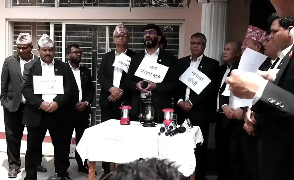 नेपाल बार परिसरमा लालटिन बालेर न्यायको खोजी