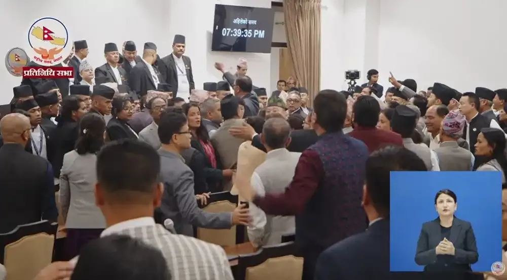संसद्‌मा विपक्षीको वेल घेराउ र नाराबाजी, बैठक १५ मिनेटका लागि स्थगित