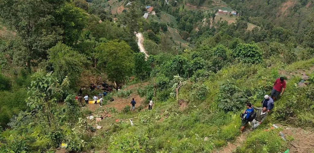 काभ्रेमा भएको बस दुर्घटनामा आठजनाको मृत्यु, १६ घाइते
