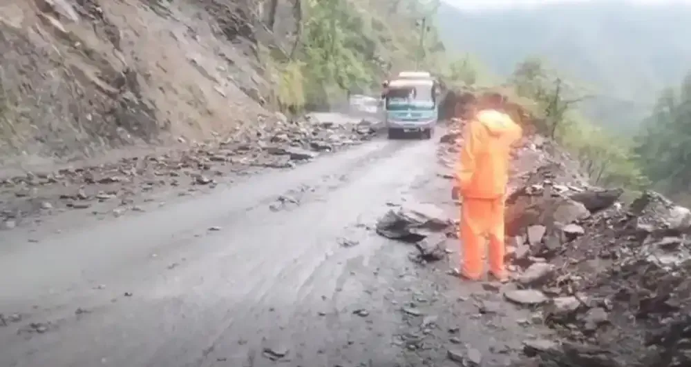 मुग्लिन-नारायणगढखण्ड रातिका लागि बन्द, देशभरका कुन कुन सडकमा छ समस्या