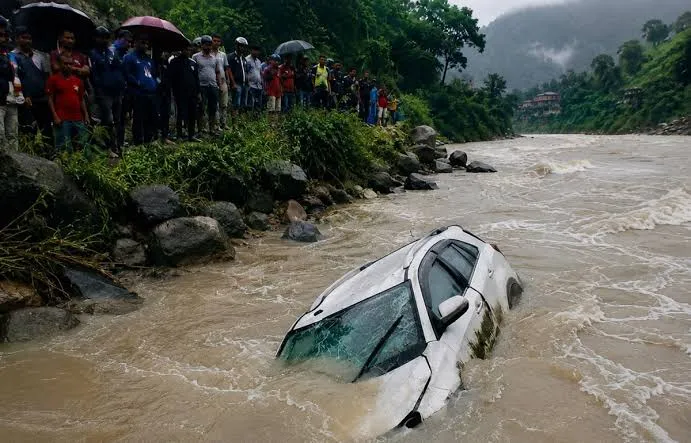 सिन्धुलीमा कार खस्यो: चालकसहित ३ जना सुनकोशी नदीमा बेपत्ता