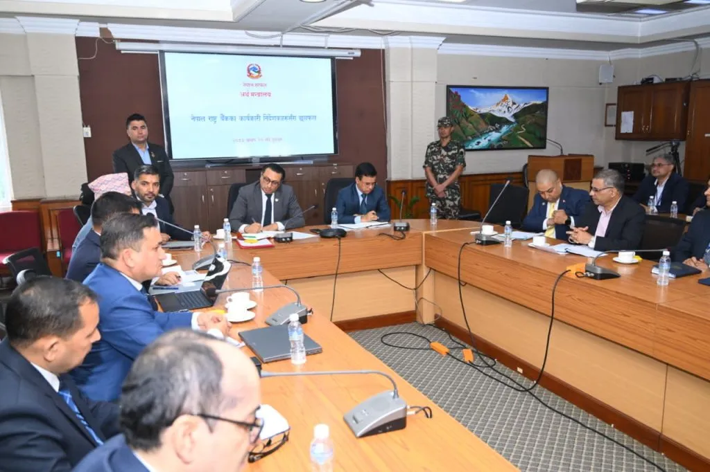 राष्ट्र बैंकका कार्यकारी निर्देशकहरूसँग अर्थमन्त्री वाग्लेः प्रश्नको वर्षा गराए, उत्तर कार्यकारीले दिने कि गभर्नरले  ?