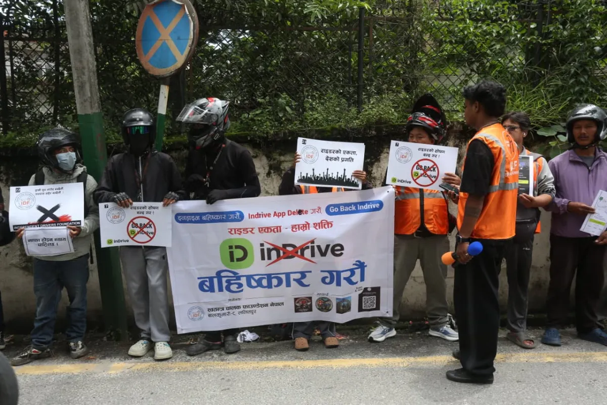 न्यायोचित भाडादर र राइडरको हकहितका लागि ‘इन्ड्राइभ’ कार्यालय घेराउ (तस्बिरहरु)