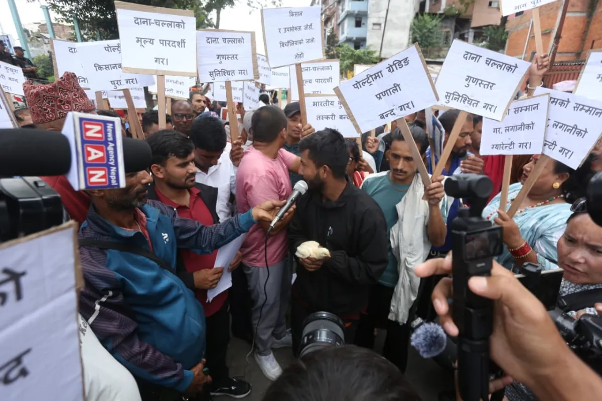 भारतीय कुखुरा र चल्लाको अवैध तस्करी नियन्त्रण गर्न तथा पोल्ट्री किसानको लगानी संरक्षणको माग गर्दै किसान आन्दोलित (तस्बिरसहित)