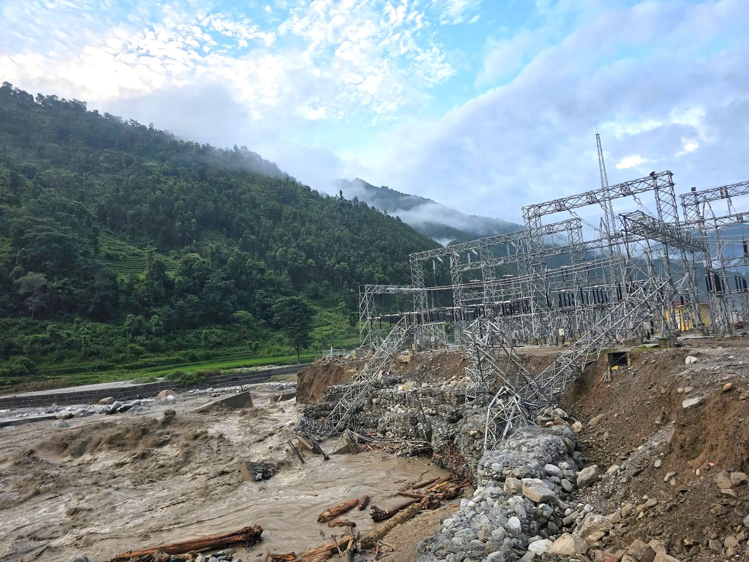 रसुवामा भीषण बाढीको वितण्डा, दर्जनौँ जलविद्युत् संरचनामा क्षति
