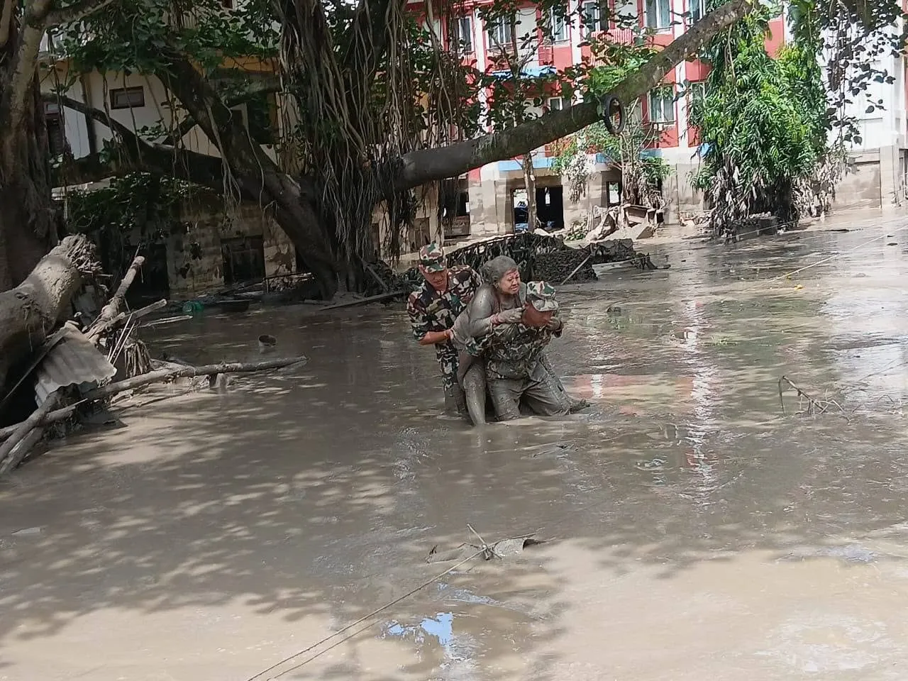 नेपाली सेनाले आज रातभर रसुवामा खोज तथा उद्धार कार्य जारी राख्ने