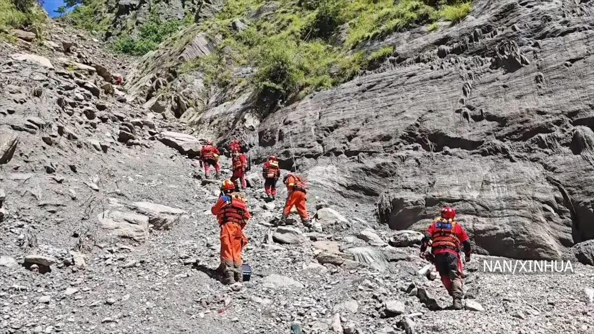 तिब्बतको केरुङ नाकामा भीषण पहिरोः उद्धार टोली कठिन मार्ग हुँदै प्रभावित क्षेत्रतर्फ प्रस्थान