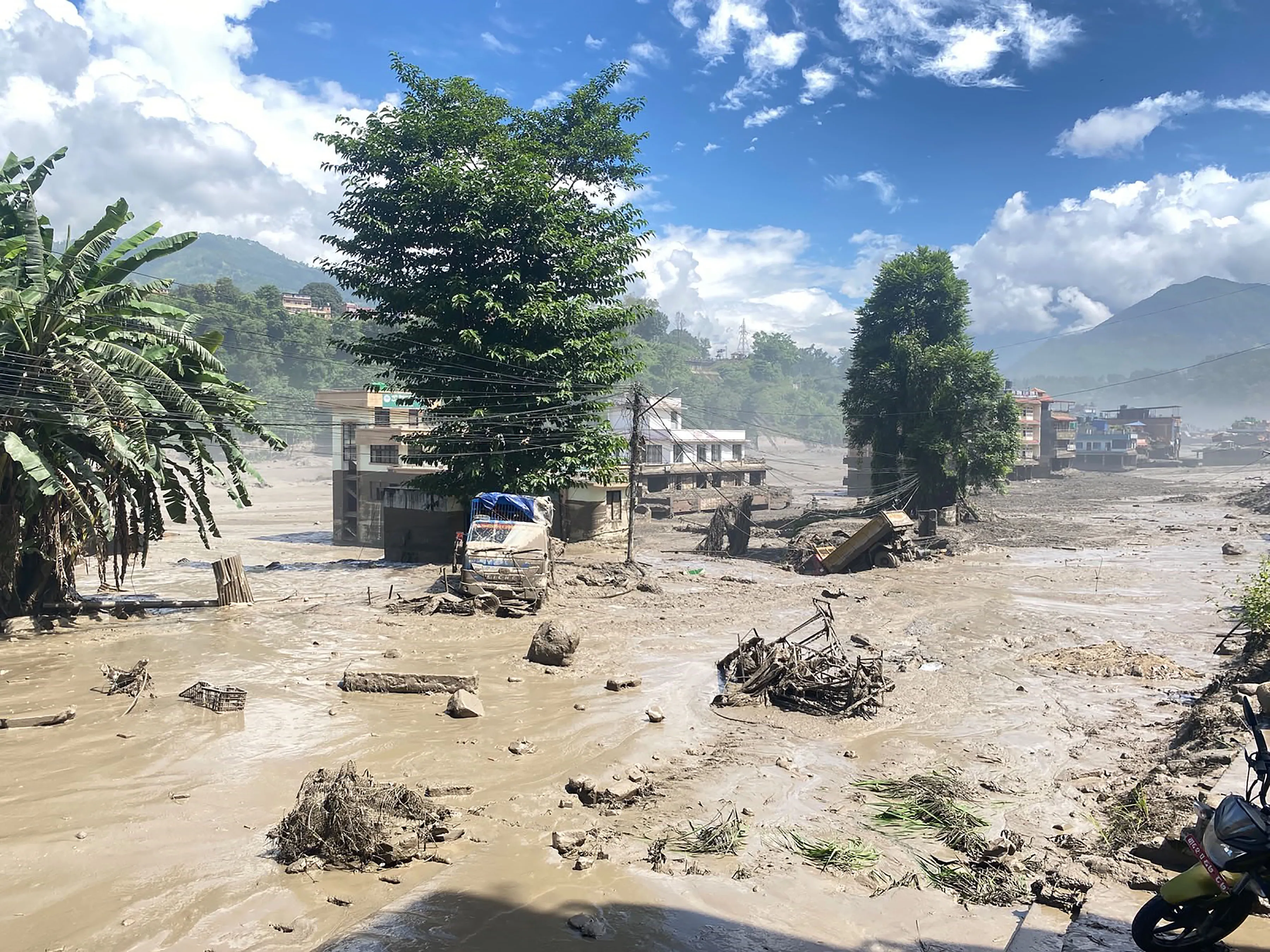 बाढीले बगाएर ल्याएको बैंकको सेफ फोड्ने २९ जना पक्राउ, ९२ लाखभन्दा बढी बरामद