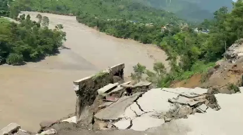 कृष्णभीरमा सडक पूर्ण रूपमा भासियो, यातायात आवागमन प्रभावित