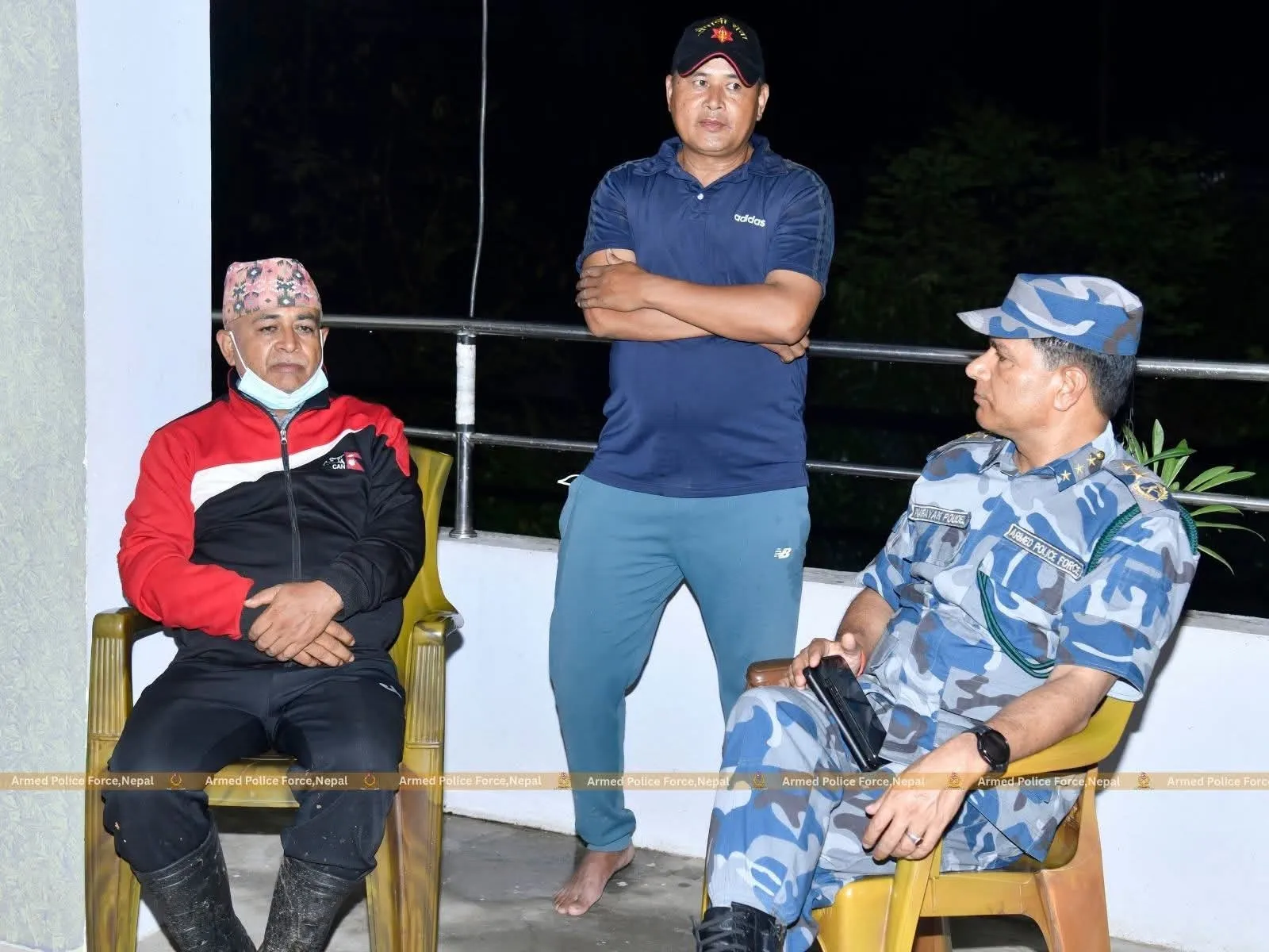 मृतक र बेपत्ता सशस्त्र प्रहरीका परिवारजनसँग महानिरीक्षक पौडेलको भेट