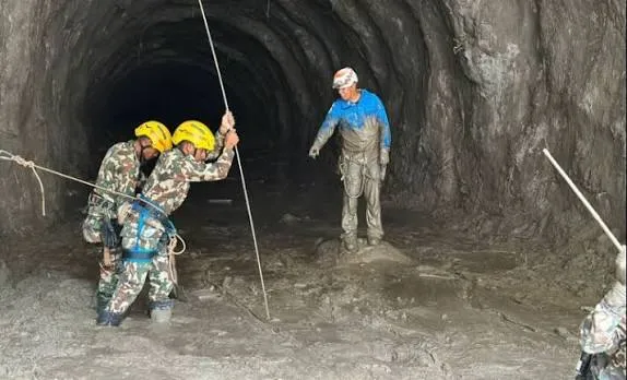 जलविद्युत आयोजनाको टनेलभित्र १ सय २१ जना  फसेको सेनाको अनुमान, टनेल ‘ब्रेक थ्रु’ नभएसम्म खोजी जारी राख्ने