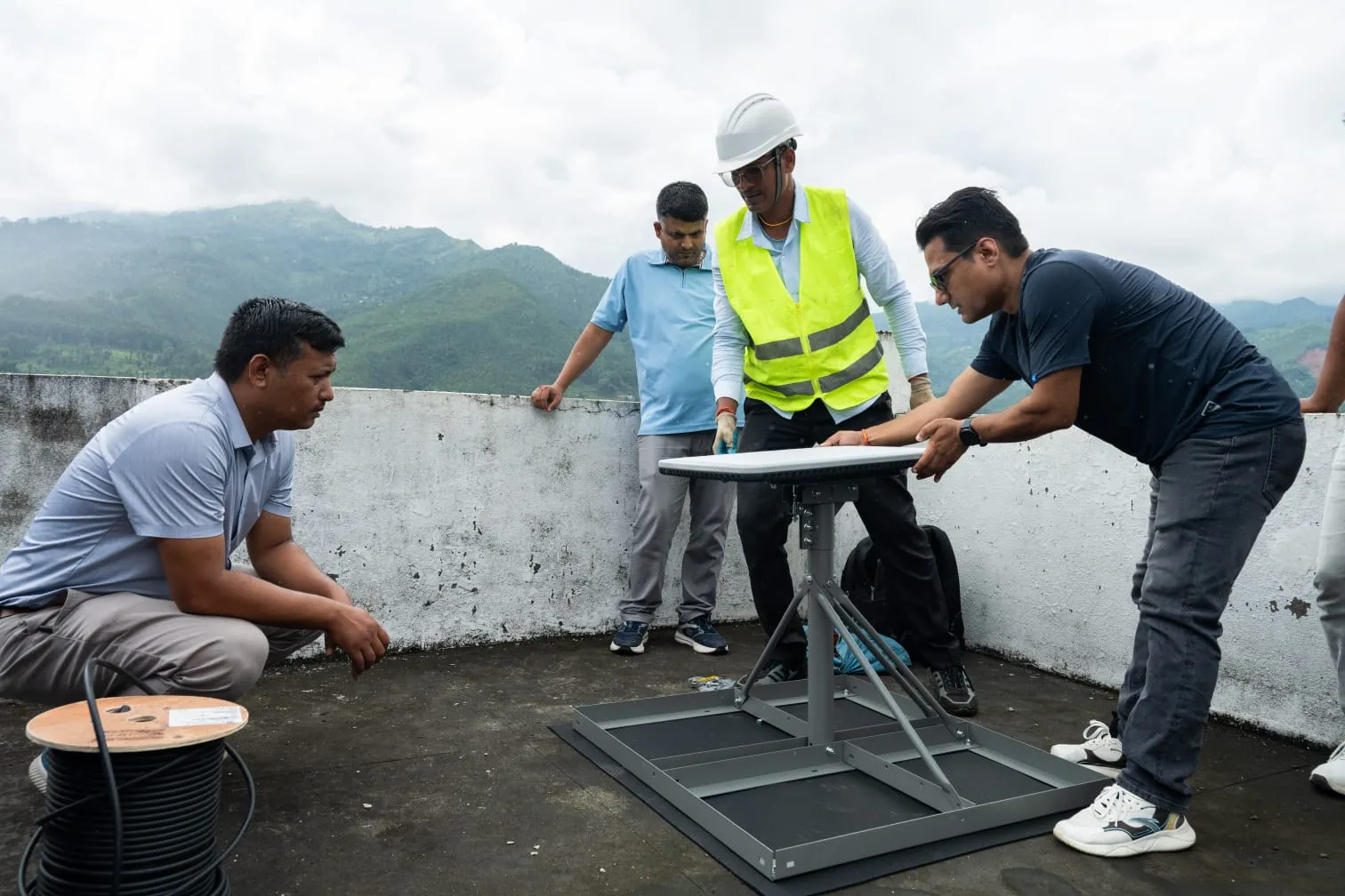 एनसेलले बाढी प्रभावित क्षेत्रमा स्याटलाइटमार्फत इन्टरनेट सेवा दिँदै