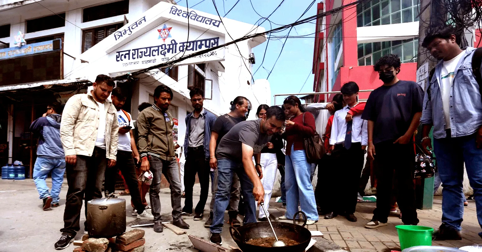ग्यास नपाएको भन्दै अनेरास्ववियुले सडकमै खाना पकाए