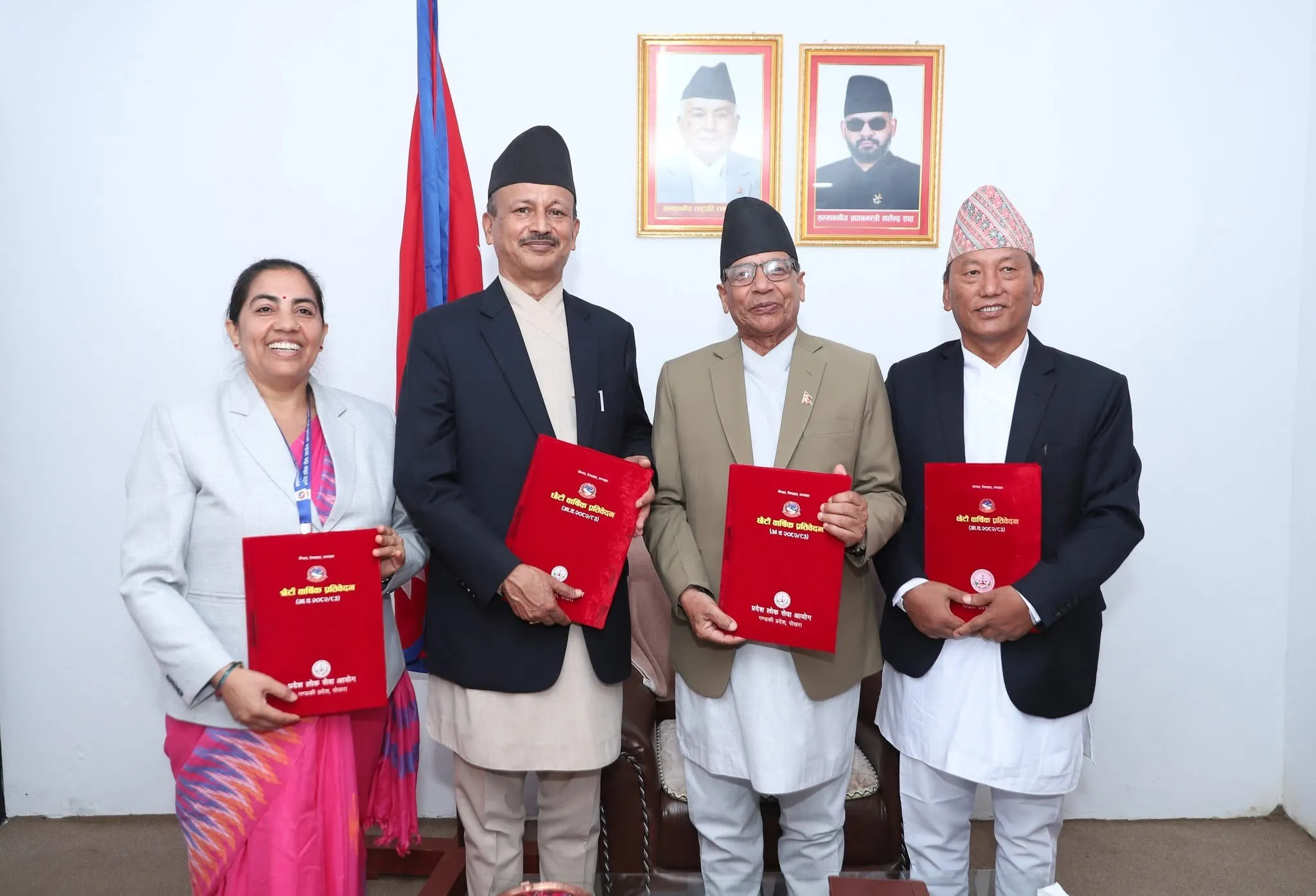 प्रदेश प्रमुखसमक्ष लोक सेवा आयोगको प्रतिवेदन पेश