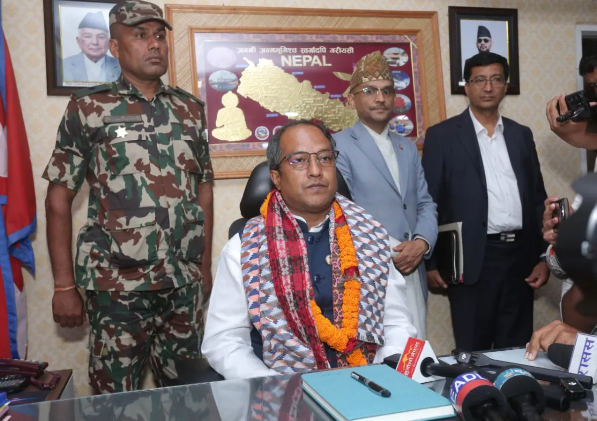 नवनियुक्त मन्त्री दीपक कुमार शाहले गरे पदभार ग्रहण