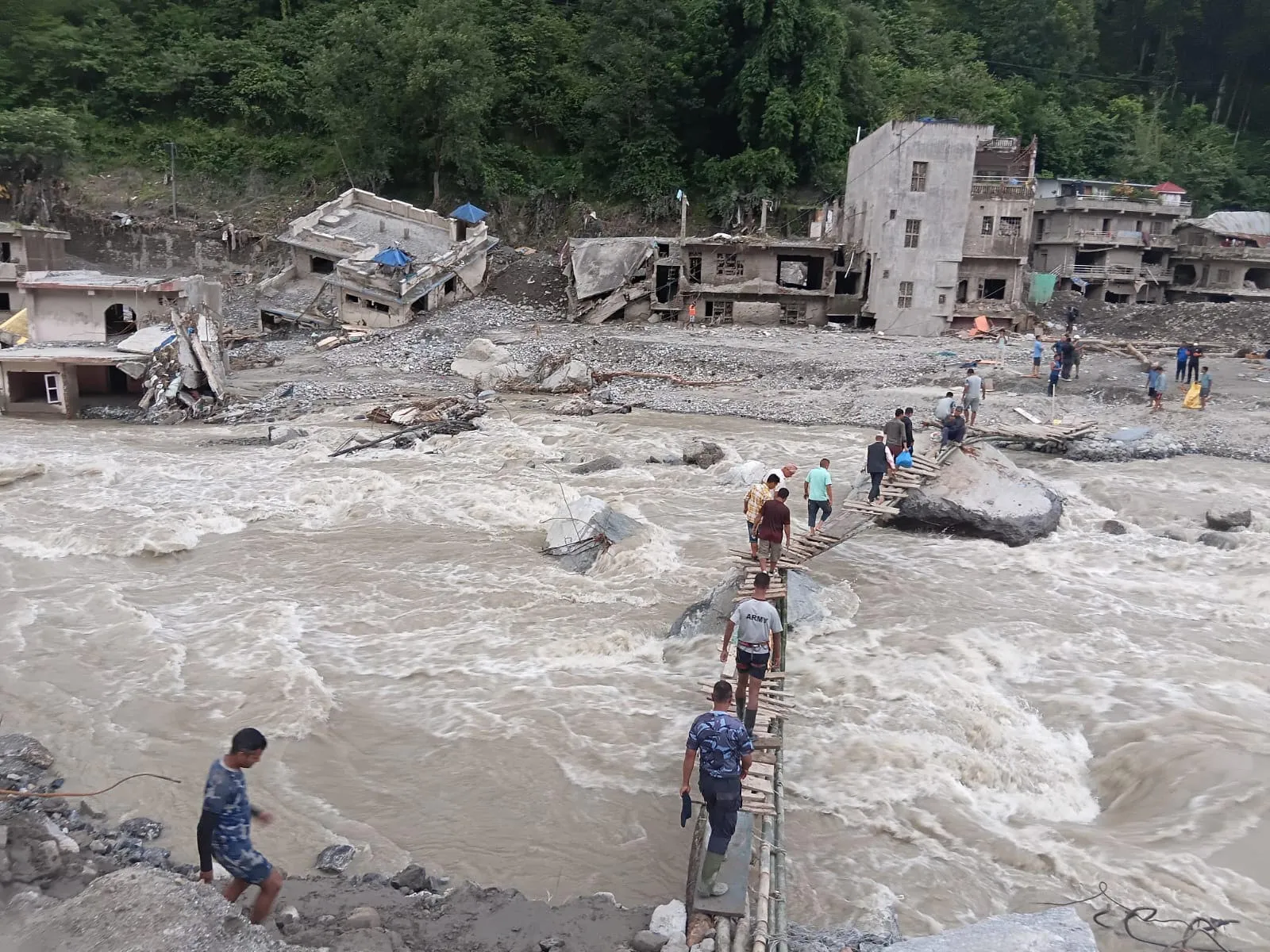 फलाखु खोलामा फड्के तथा स्याफ्रुबेँसीस्थित भोटेकोशी नदीमाथि तुइन निर्माण