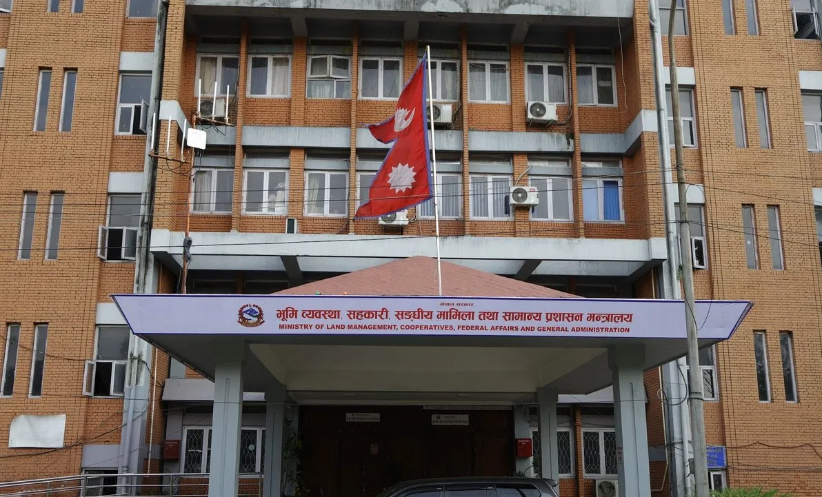 सरुवा भएका कर्मचारीलाई रमाना नदिए कार्यालय प्रमुख र लेखा प्रमुखबाट तलब असुलिने