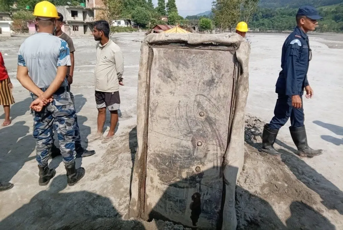 बाढीले क्षतिग्रस्त झोलुङ्गे पुल मर्मतका क्रममा बैंकको भल्ट भेटियो