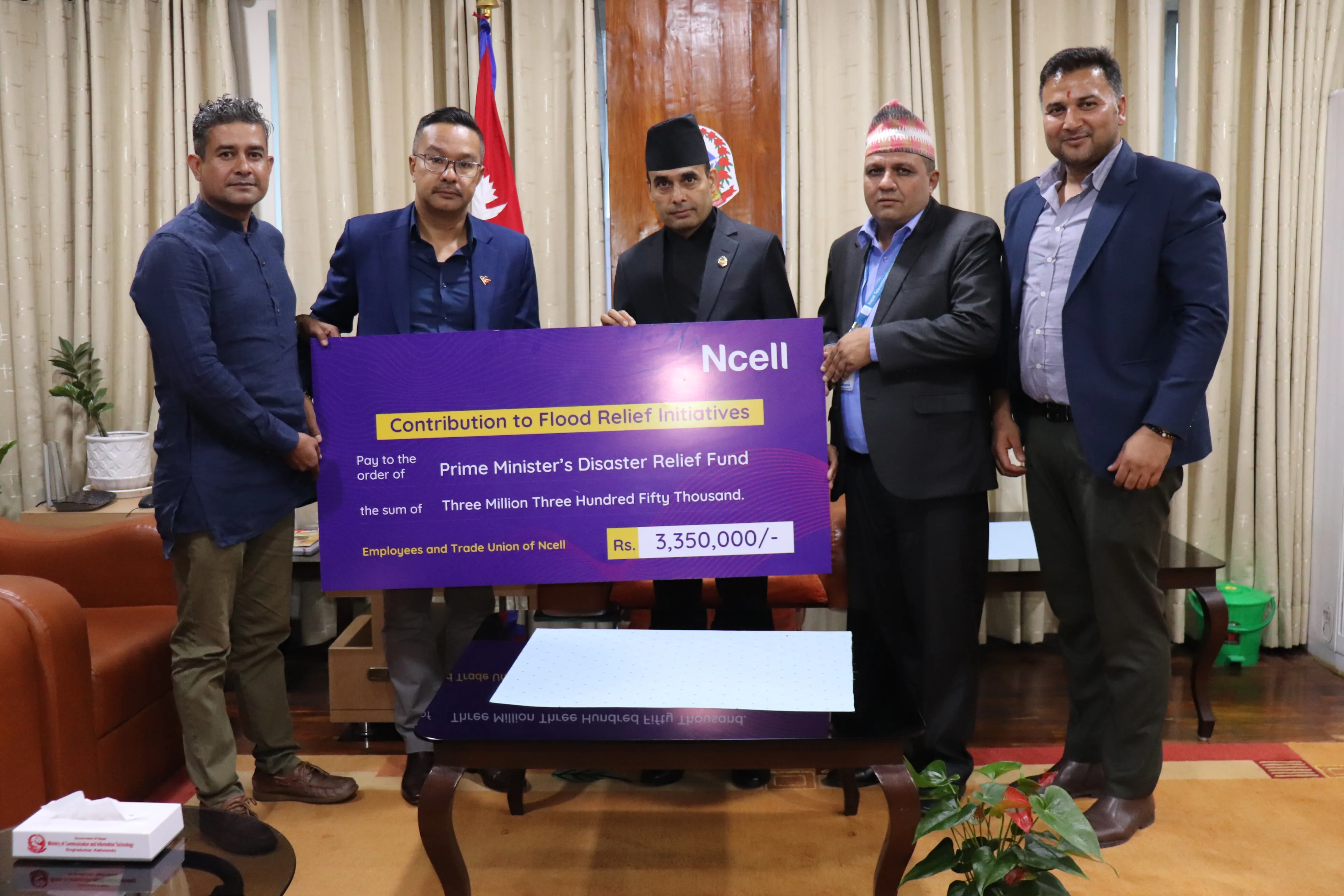 भोटेकोशी बाढी प्रभावितका लागि एनसेल कर्मचारीद्वारा ३३ लाख ५० हजार सहयोग