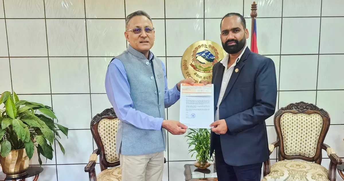 बाढी प्रभावितका लागि हिमालय एयरलाइन्सका कर्मचारीको १३ लाख सहयोग