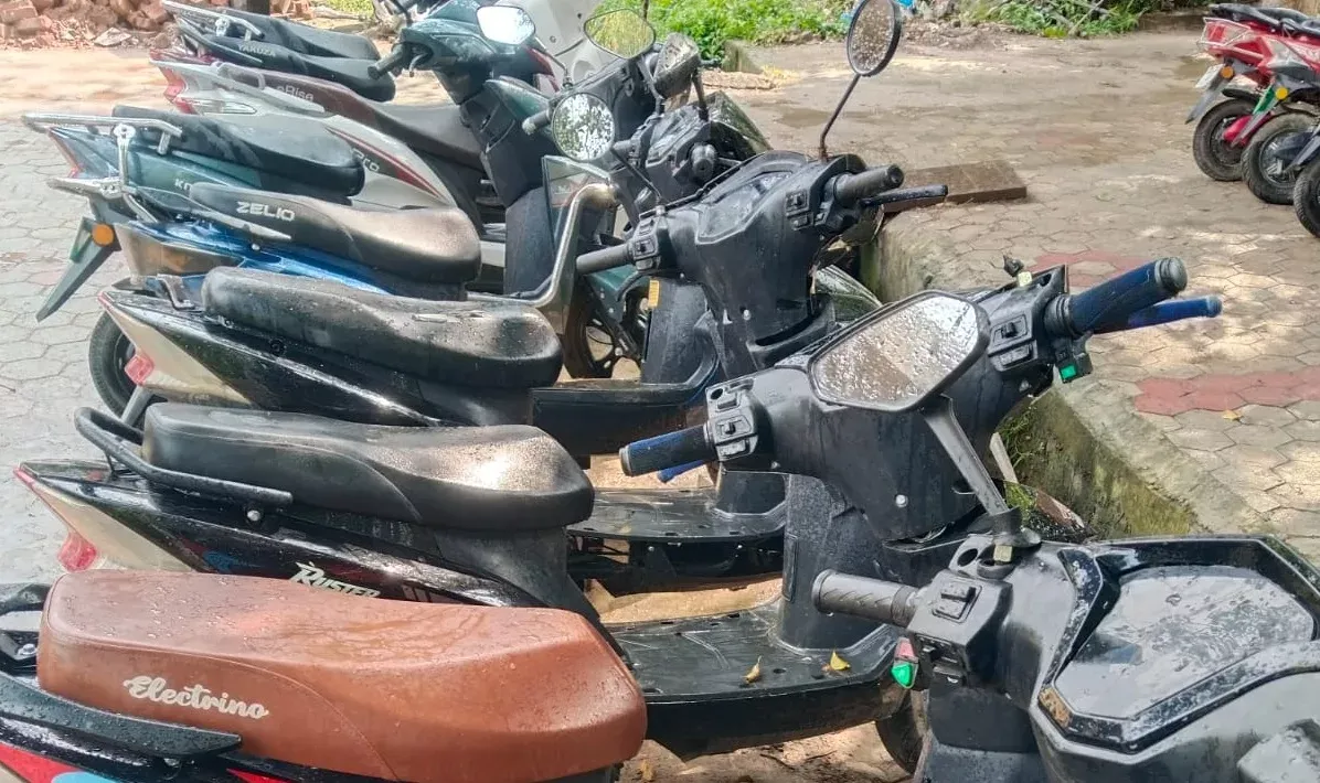 भन्सार छलेर ल्याइएका १० वटा इभी स्कुटर नियन्त्रणमा
