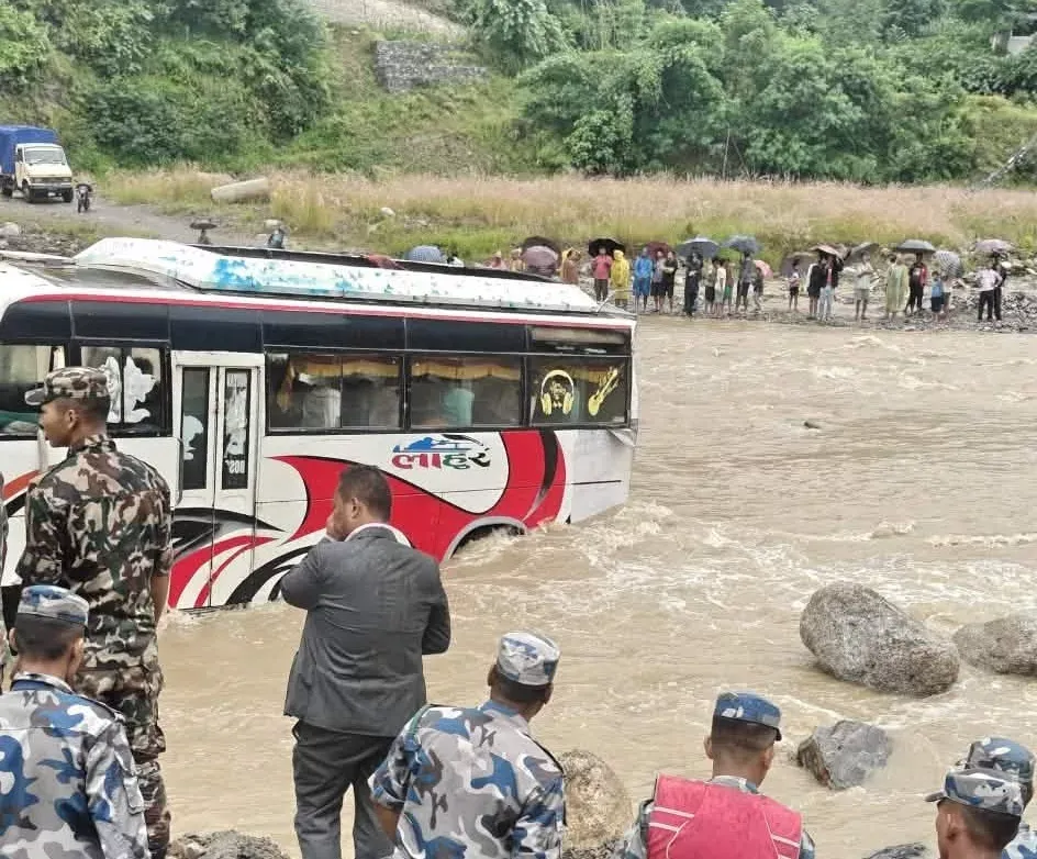 काभ्रेको रोशी खोला तर्ने क्रममा फसेको बस निकालियो, यात्रु सकुशल