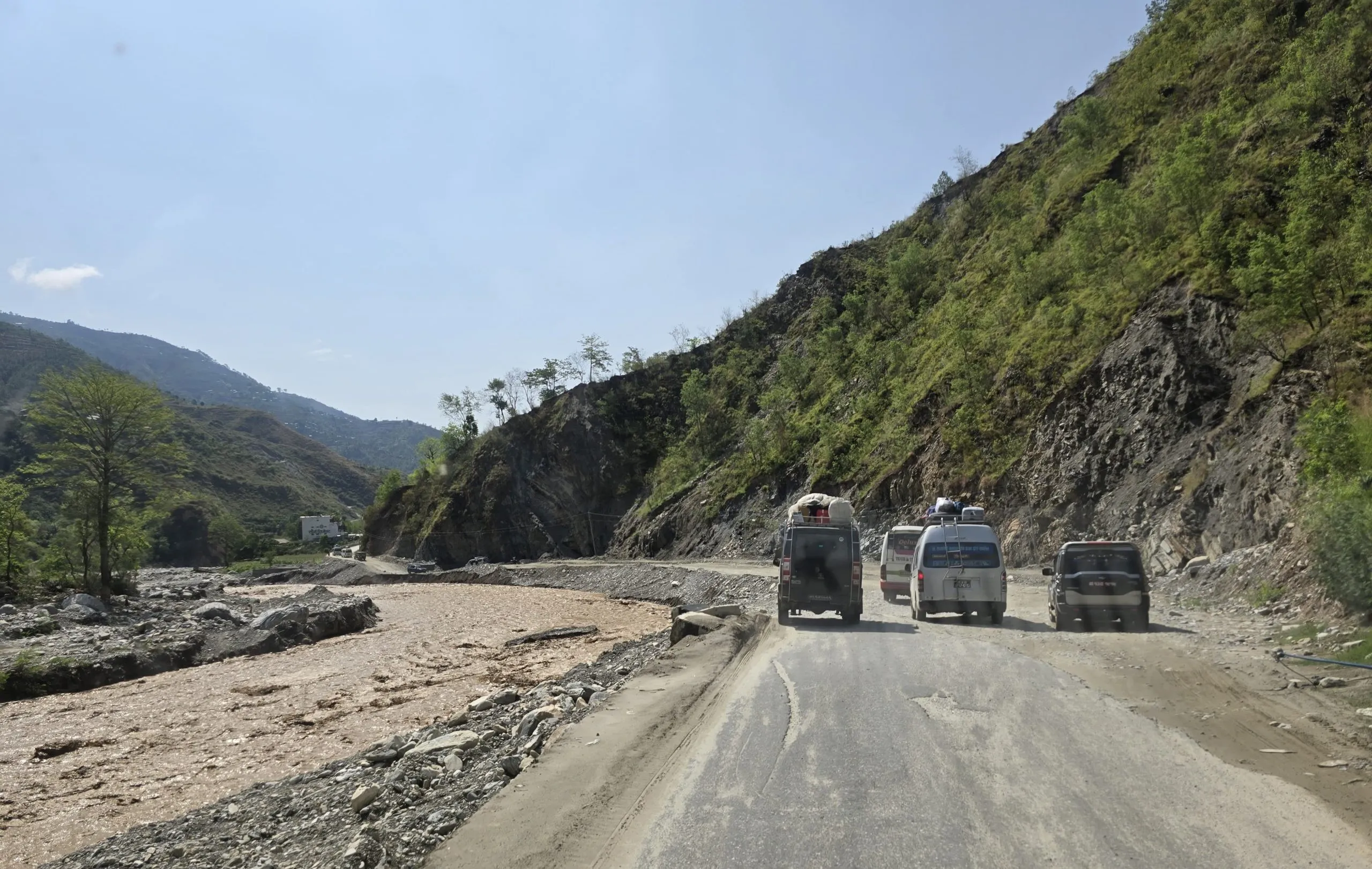 भारी वर्षालाई लक्षित गर्दै प्रमुख राजमार्गमा राति सवारी चलाउन रोक