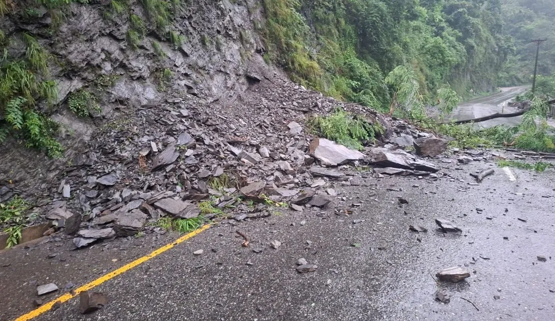 काठमाडौं तथा भरतपुर जाने खण्डमा पहिरोः यातायात प्रभावित