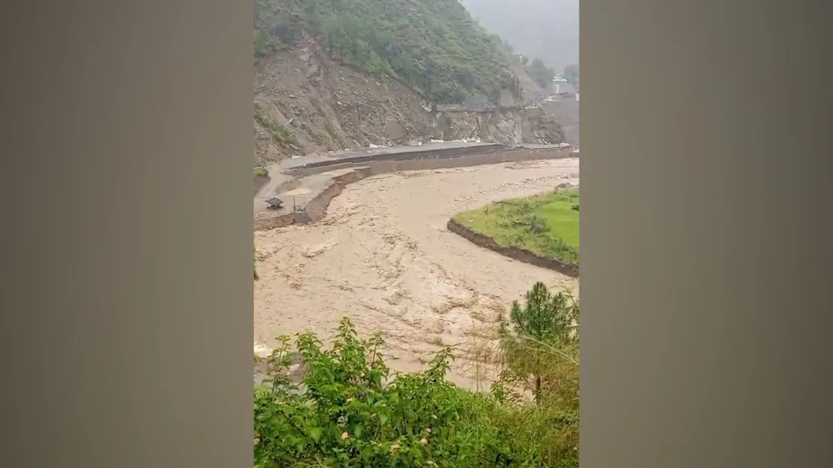वीपी राजमार्गको रोशी खोला डाइभर्सन बगायो ,पहिरोले थप चुनौती