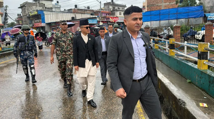 मनोहरा खोलामा बाढी बढेपछि गृहमन्त्री गुरुङ स्थलगत अनुगमनमा