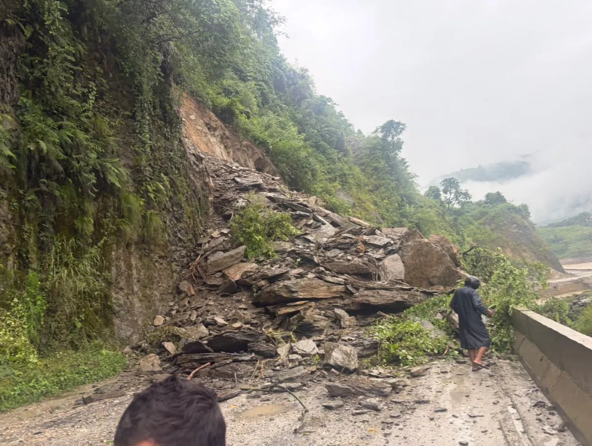 पृथ्वी राजमार्गको बाङ्गेमा ठूलो पहिरो खस्यो