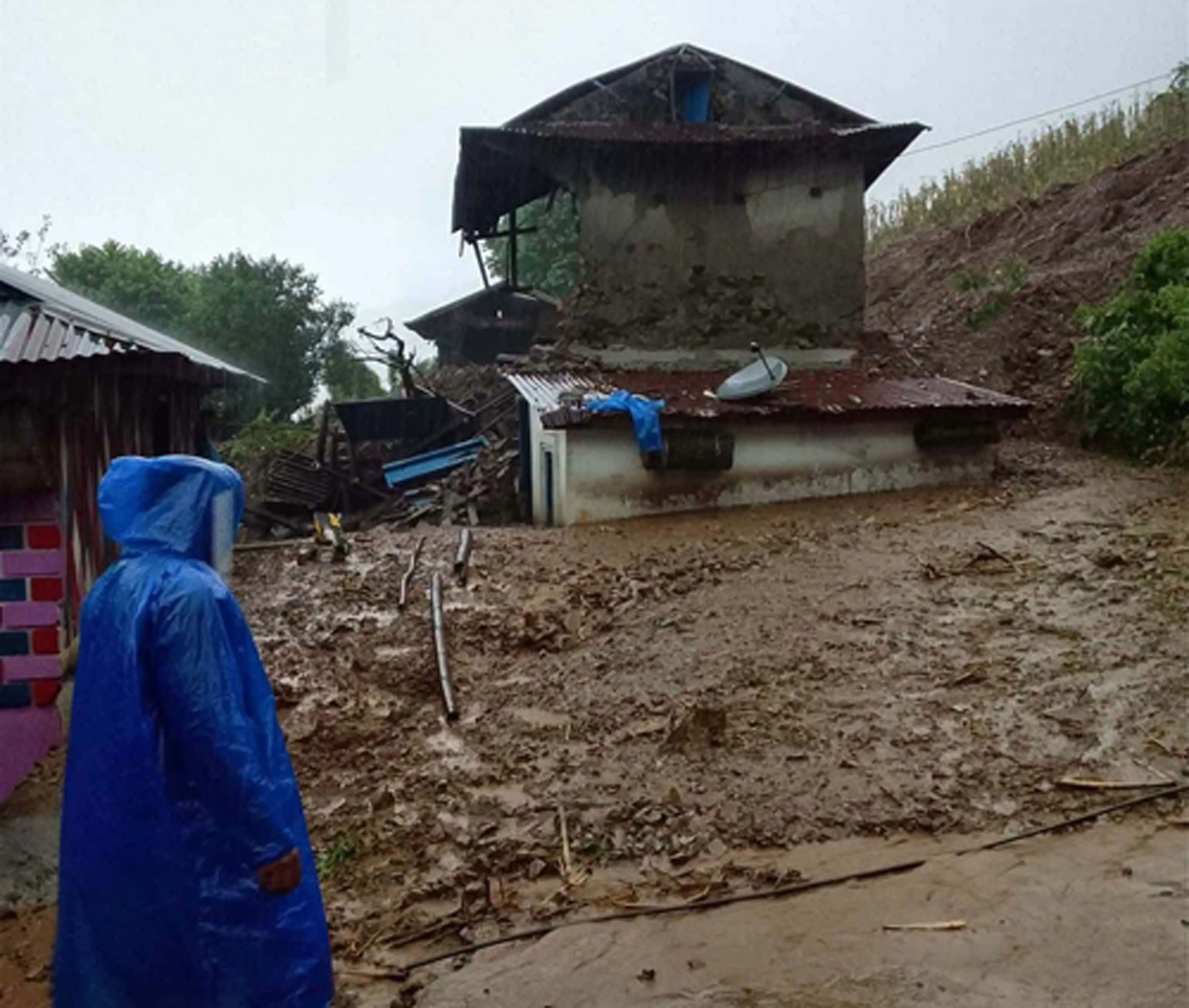 पाल्पामा पहिरोको बितण्डाः दुई घर भत्किए, एक महिला बेपत्ता