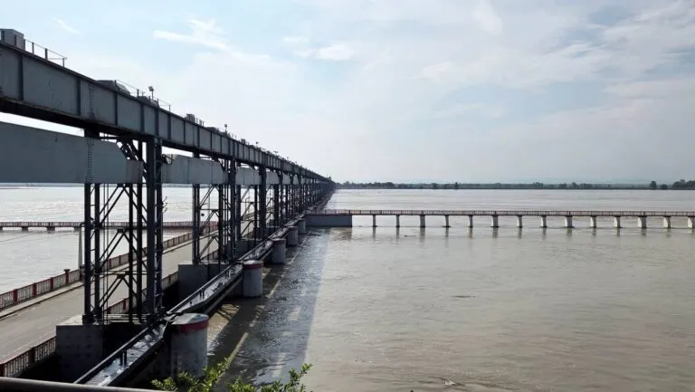 कोशी ब्यारेजमा जल सतह बढ्यो,  ब्यारेजका ४३ वटा ढोका खोलियो