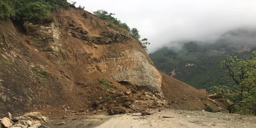 देशभरका ११ वटा राजमार्गसहित विभिन्न खण्डका सडक अवरुद्ध, यात्रु अलपत्र