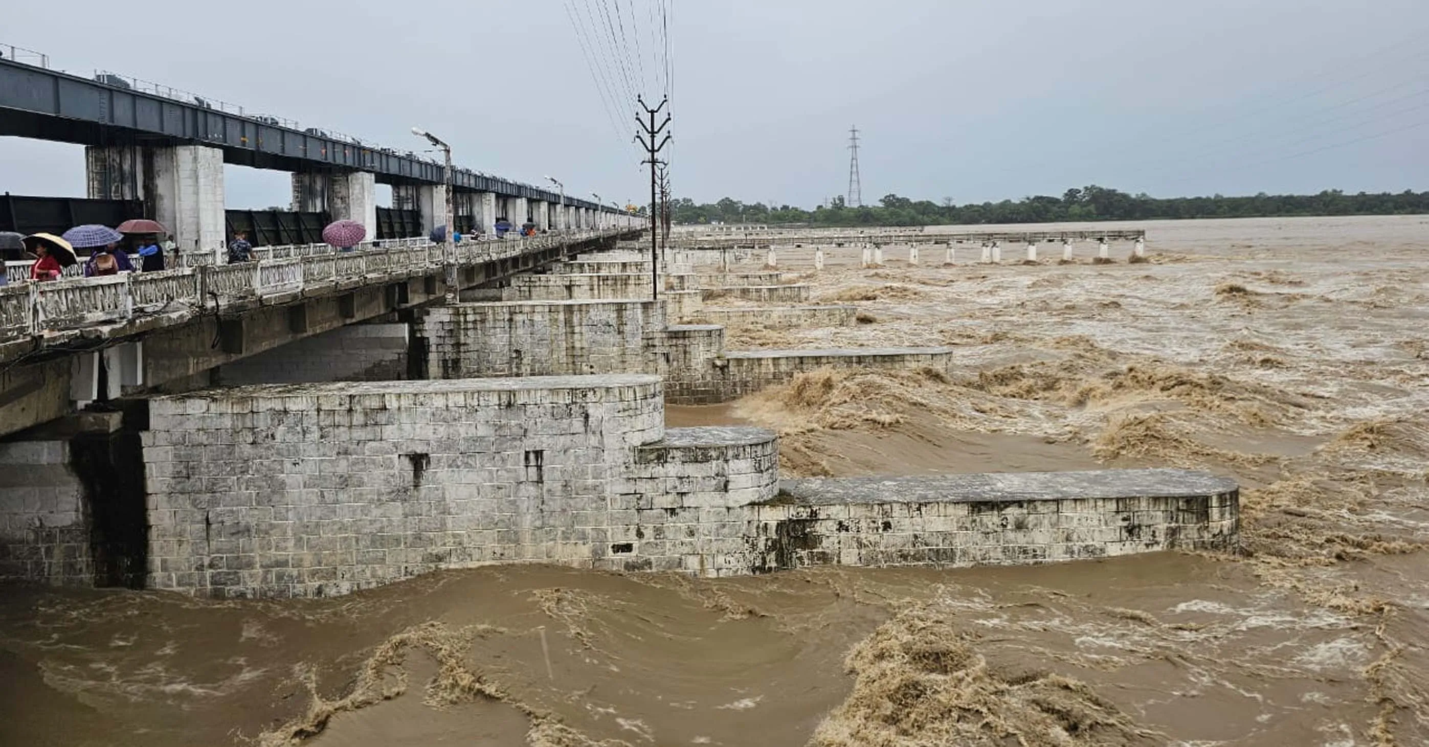 नारायणीको बाढी खतराको तह नजिक, गण्डक ब्यारेजका सबै ढोका खुला