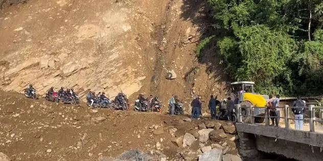 कुलेखानीमा जलसतह बढेपछि देउराली-सिस्नेरी सडक सोमबार बिहान ५ बजेसम्म  बन्द
